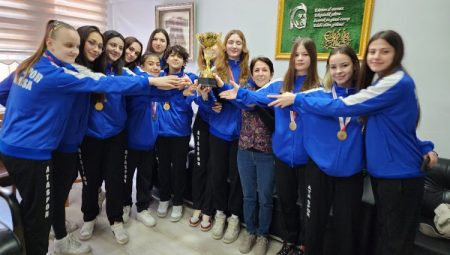 Ata Sporlu genç kızlardan Müdür Demirtaş’a ziyaret