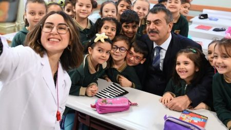 Bakan Tekin’den İstanbul’da okul ziyareti