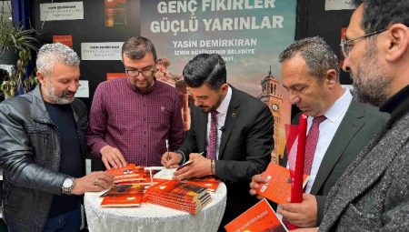 İzmir’de bağımsız genç başkandan imza günü